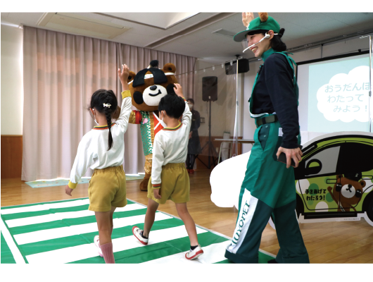 パソコンを触っているイメージ写真